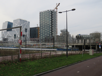848204 Gezicht op gebouwen in de omgeving van het Jaarbeursplein, vanaf het Leidseveer te Utrecht. Van links naar ...
